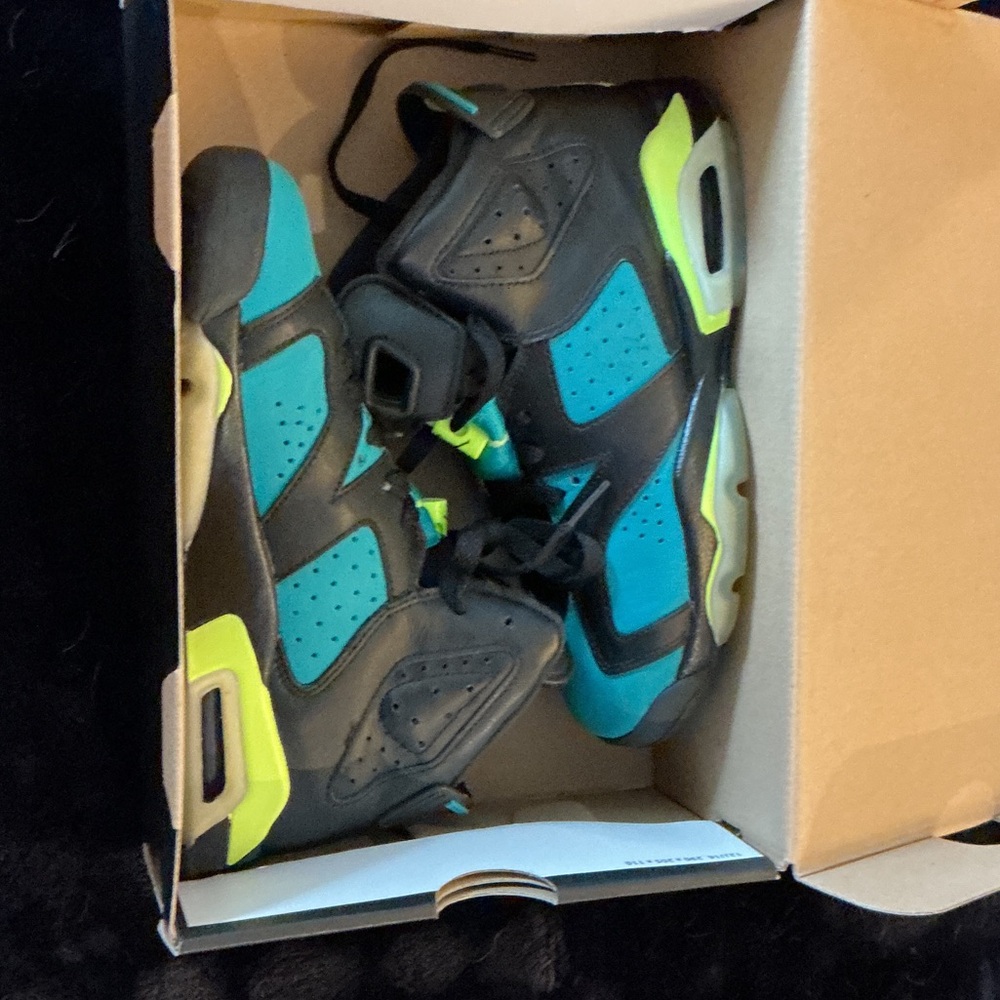 Jordan Kids Black and Teal Sneakers